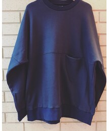 ionoi | BEKA SWEAT  ワイドな身幅と変則的な袖が特徴のionoiのスウェット。身幅、着丈ともにルーズなシルエットで肩線が無い袖の作りも特徴的です。切り替えの位置に備えられたポケットもなんとも言えないかわいさがあります。着心地抜群ですので是非オススメです。(スウェット)