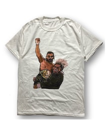 bend(s) | bend(s) GO!DON 別注 TYSON size-M.L.XL 税込¥6380 BROOKLYN出身で 1980年代のヘビー級戦線に彗星のごとく現れ、無類の強さで“アイアン・マイクの異名をとったこの お方。ヘアースタイルが特徴のあの悪いプロモーターも一緒にいます。 型崩れしにくくて、肉厚で優しい肌触りのボディーを使用している為に快適な着心地を楽しんで頂けます。 (Tシャツ/カットソー)