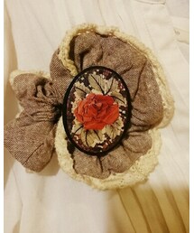 木のブローチにシュシュ | ブローチ/コサージュ