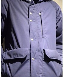 THE NORTH FACE PURPLE LABEL | 65/35ベイヘッドクロスを使ったロングセロー。THE NORTH FACEがリリースした1970年代のセローをベースに、シルエットや機能性をアップデイトしました。ダウンには、人体からの遠赤外線を熱に変えて保温する光電子®ダウンを使っています。ウエスト部分にはドローコードが入っているので縛ってバタつきを防ぐことができます。 (ダウンジャケット/コート)