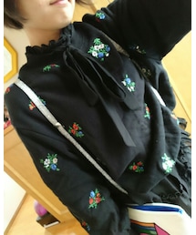 トップスのアップ📷 | フリルブラウス×花柄刺繍のトレーナー🌹(その他)