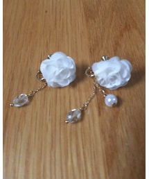 白薔薇のイヤリング | イヤリング