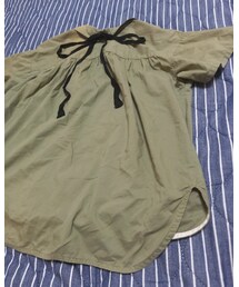 BEAMS HEART | カーキ色シャツ　バックに黒い紐リボン。(シャツ/ブラウス)