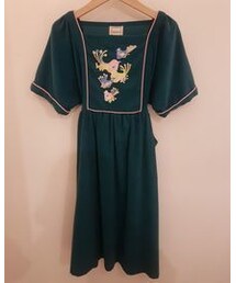 :EMPHASIZE | 胸前鳥刺繡梯形領腰綁帶燈芯絨及膝洋裝(ワンピース)