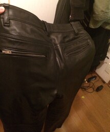 LOUNGE LIZARD | ラウンジリザードのレザーパンツです。
後ろのポケットはサイフを入れるために、片方のチャックをとりました。(その他パンツ)
