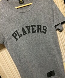 PLAYERS | ブレンドボディはコットンとポリエステルとレーヨンを独自の配合で着心地が良い仕上げになっています。

コットンボディに比べて生地が薄く滑らかなので身体のラインは出やすくなっています。

コットンボディやオンコートボディよりもワンサイズ大きめで着られることをオススメします。

ブレンドボディはコットンとポリエステルとレーヨンを独自の配合で着心地が良い仕上げになっています。
(Tシャツ/カットソー)