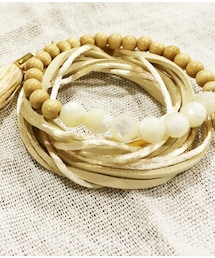 マザーオブパールとウッドビーズバイカラーブレスレット
http://www.creema.jp/exhibits/show/id/371044
スウェードとサテンコードのブレスレット
http://www.creema.jp/exhibits/show/id/493387(ブレスレット)