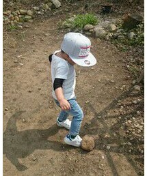 新しい靴(白)で石を蹴る(容赦なし) | その他