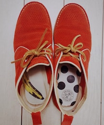 ELIA MAURIZI | エリア マウリッツィ チャッカブーツ
パンチング加工されたスエードレザー。かかと部分は☆マークのパンチングが施され、靴の中の生地は左右違った柄に。(ブーツ)