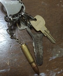 何処かのバーで使われていた年代物の栓抜き。
ライフル弾。(キーケース/キーアクセサリー)