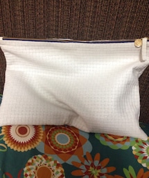 CLARE VIVIER | 合皮型押しホワイトクラッチ(クラッチバッグ)