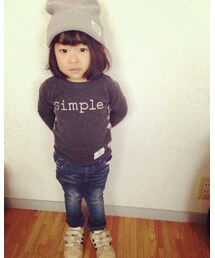 帽子をどうしようか悩む娘 | 帽子