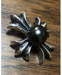 CHROME HEARTS | CHROME HEARTS ×COMME des GARÇONSのコラボネックレストップ。ホワイトパールの同商品は多いですがCHROME HEARTSが数を限りなく少なく製作したのがこちらのブラックパールの商品です。(ネックレス)