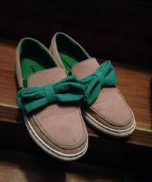 JUNMEN | リボンの靴  リボンは取り外しができて、もっと地味なコサージュとかに付け替えられます。何もつけなくても、グリーンのステッチが可愛い。(スニーカー)