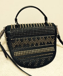 Christian Louboutin | 大好きなスタッズいっぱいのbag
小さそうに見えて意外と入ります
ハンドバッグStyle
肩掛けStyle
斜め掛けStyle  OKです(ショルダーバッグ)