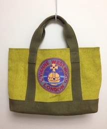 Vivienne Westwood MAN | 中央にペイントタッチでオーブロゴ
マスタードイエロー×カーキのヴィヴィアンらしいカラーです

インサイドには本革使用し、高級感も見られます(トートバッグ)
