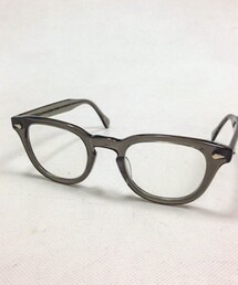 Tart Optical | ARNEL アーネル
元々は1948年創業のニューヨークのブランド
70年代に一度終了して、2011年に誰かさんによって復刻されています
Web調べで出てきます(笑)
ジョニーデップさんが愛用してることで有名ですね(メガネ)