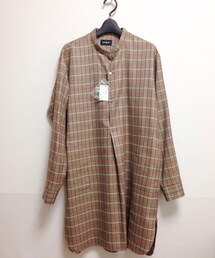 TACASI | TACASI 2014FWシーズンモデル。
TACASIはInternational Gallery BEAMSが プロデュース するブランド。
フレンチワークシャツをデザインベースとしたシンプルなプルオーバースタンドカラーロングシャツ。インパクトある美色のチェックパターンはフランス製デッドストック。(シャツ/ブラウス)