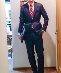 TOMORROWLAND | バルベラのsuper 120s チャコールグレーのチェックパターン
フロントは3つボタン段返り(セットアップ)