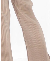 Per sist ence | レイヤードスタイルにも使いやすい、ウエストゴムで、ストレスフリーな履き心地もポイントです。 選びごたえのあるカラーバリエーションもポイントです。 様々なトップスやワンピースと合わせるだけでコーディネートが完成する、使い勝手の良い一枚です。 カジュアルなトップスにブーツの様なキレイ目アイテムでまとめるとカジュアル過ぎないコーディネートに◎ ロングワンピースとのレイヤードコーディネートもおすすめです。(その他パンツ)