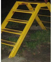 黄色の階段 | 蝶ネクタイ