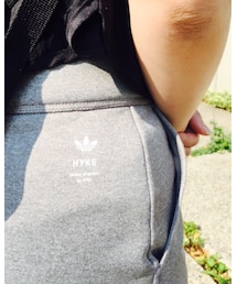 HYKE×adidasスカートのロゴは後ろに | スカート