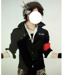 右の髪の毛に羽🐓 | トップス