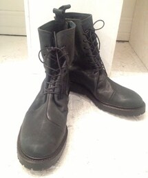 SIVA | FLAT SOLE LACE UP BOOTS［SIVA × T.A.S］
DUSKY NAVY。縫製後にエアーブラシで黒を付着させてから、一点一点に職人による艶出しを施すことで、味のあるくすんだ色合いとなっている。(ブーツ)