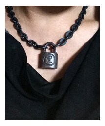 GARA | WOODEN PADLOCK NECKLACE
職人が１点１点手彫りしたウッドのパドロックネックレス。
高級木材「紫檀」を使い、ウッドの温かみと黒檀のクールさが際立つアイテム。
(ネックレス)