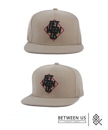 Between us | LOZENGE SNAPBACK BEIGE (キャップ)