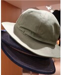 BEAMS PLUS | 1930年代～40年代に使用されていたアメリカ軍の作業用ハットをモチーフに製作しました。この帽子の特徴は接ぎのない大き目のツバにあります。ツバを大きく取っている為、強い日差しから首、頭を守り、被った際に出るドレープ感もその当時の雰囲気を再現しています。(寬邊帽)