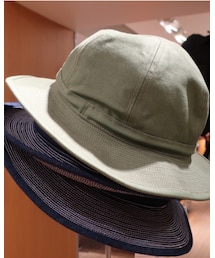 BEAMS PLUS | 1930年代～40年代に使用されていたアメリカ軍の作業用ハットをモチーフに製作しました。この帽子の特徴は接ぎのない大き目のツバにあります。ツバを大きく取っている為、強い日差しから首、頭を守り、被った際に出るドレープ感もその当時の雰囲気を再現しています。(ハット)