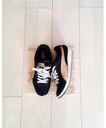 PUMA | ラインがゴールドで可愛い。(スニーカー)
