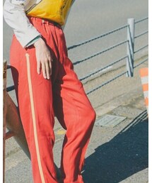 ボーリングする人のパンツ | スラックス