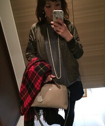 JOURNAL STANDARD | MA-1カジュアルスタイルに！
アースカラーに赤ストールがポイントです(スタジャン)