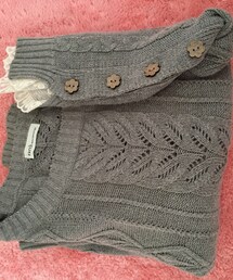 earth music&ecology | ゆるかわなグレーニットです(^^)♡
サイドにかわいいボタンとレースがついているのがポイント◎(ニット/セーター)