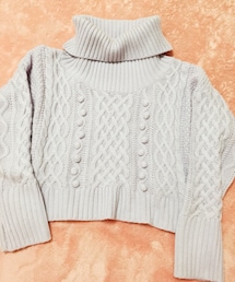 evelyn | ショート丈のタートルニット☆彡
ぽこぽこがついていてシンプルかわいい*\(^o^)/*
丈感やタートル部分の緩さなどなどかわいいラインが計算つくされたオススメアイテムd(^_^o)(ニット/セーター)