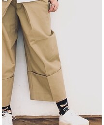 initial | チノパンツ