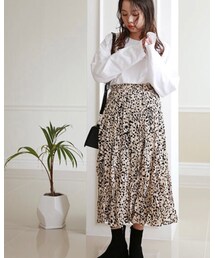 isn't she? | スカート