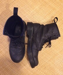 Dr. Martens | ニューヨークのSOHO storeでヒトメボレ！！
四年ぐらい履いてますがラメラメがまだ生きてる😘(ブーツ)