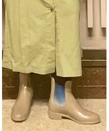 navy boots | ベルリンで一目惚れして買ったサイドゴアレインブーツ。サイドゴア部分がブルーのグラデ。(レインシューズ)