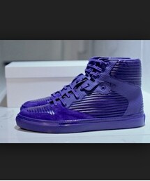 BALENCIAGA | Balenciagaのレザースニーカー。
真っ青なカラーが差し入りにも使えて便利。
ドレスパンツでも、ジーンズでもショーツでも履ける万能シューズ。
パリにて購入。(スニーカー)