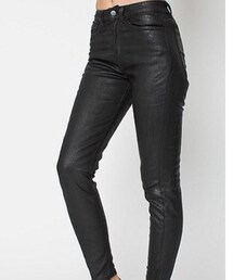 American Apparel | American Apparelのレザーモチーフパンツ。
ワックス加工されていて、一見レザーに見えるが実際さ履き心地の抜群なジーンズである。
レザーが履きにくいのが難点だけど、おしゃれ上級者になりたい人にはおすすめ。
本来ならばレディースの商品だが、メンズも問題なく履けます。(デニムパンツ)