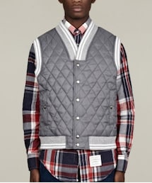 THOM BROWNE | Thom Browneキルティングベスト。
万能アイテムで一番着回すかも。
真冬のときにはほぼ毎日レイヤードして着るし、春のときはtシャツなど合わせてるよ。
グレーがどの色にも合うから便利(ダウンベスト)