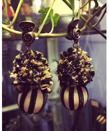 ボワットアマリス | ウッドのビーズとポンポンが大人可愛いイヤリングです(イヤリング)