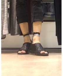 セレブシューズ | 夜寒いみたいなんで、メルトンコート着てきたけど、さすがに暑いので足元はサンダルにして体感温度を下げてみました( ^ω^ )以外と丁度良い(≧∀≦)あ、替えのパンプスは常備携帯してますよ♪(´ε｀ )(サンダル)