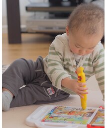 偉そうなポーズでアンパンマン言葉図鑑で遊んでます 笑 | その他