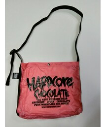ハードコアチョコレート | フルメルティッドロゴ サコッシュ(豚丼マゼンタ)(ショルダーバッグ)