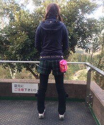 MARK & LONA | 後ろ姿。寒くて立ち姿に覇気がない…(パーカー)