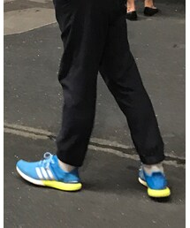 adidas | 蓝色和银光绿撞色系十分挑。boost前脚掌回弹感十分舒适(シューズ)